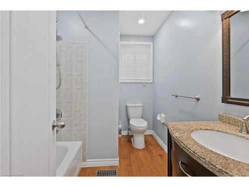7229 Harriman Street, Niagara Falls, ON - Indoor Photo Showing Bathroom