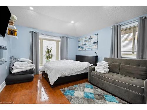 7229 Harriman Street, Niagara Falls, ON - Indoor Photo Showing Bedroom