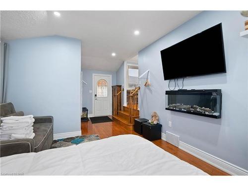 7229 Harriman Street, Niagara Falls, ON - Indoor Photo Showing Bedroom With Fireplace