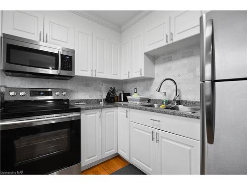 7229 Harriman Street, Niagara Falls, ON - Indoor Photo Showing Kitchen With Double Sink