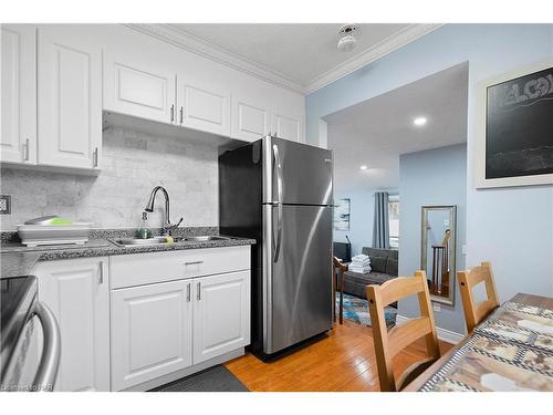 7229 Harriman Street, Niagara Falls, ON - Indoor Photo Showing Kitchen With Upgraded Kitchen