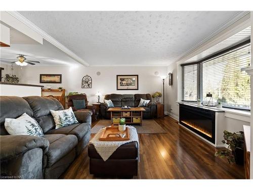 11620 Elizabeth Crescent, Wainfleet, ON - Indoor Photo Showing Living Room