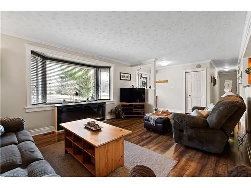 11620 Elizabeth Crescent, Wainfleet, ON - Indoor Photo Showing Living Room