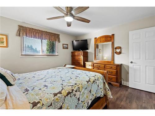 11620 Elizabeth Crescent, Wainfleet, ON - Indoor Photo Showing Bedroom