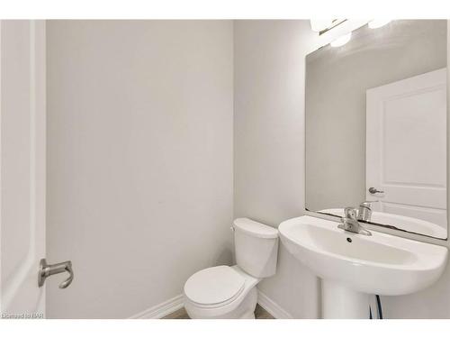 35 Sycamore Street, Welland, ON - Indoor Photo Showing Bathroom