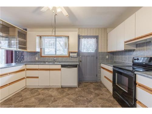 6432 Balmoral Avenue, Niagara Falls, ON - Indoor Photo Showing Kitchen