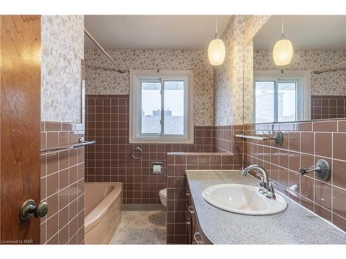 6432 Balmoral Avenue, Niagara Falls, ON - Indoor Photo Showing Bathroom