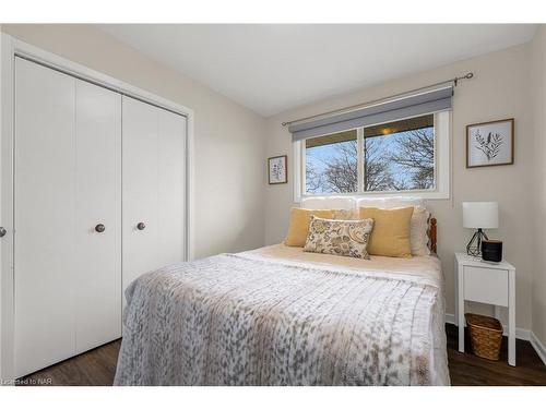 10 Ashley Circle, St. Catharines, ON - Indoor Photo Showing Bedroom