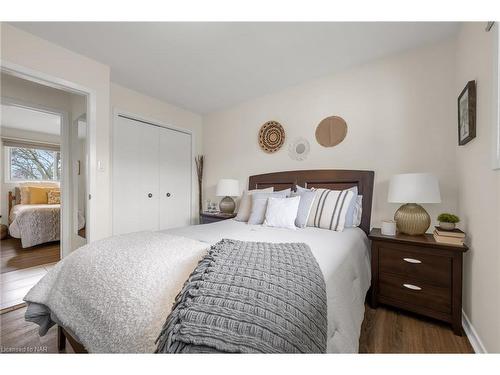 10 Ashley Circle, St. Catharines, ON - Indoor Photo Showing Bedroom