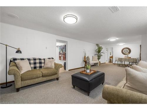 10 Ashley Circle, St. Catharines, ON - Indoor Photo Showing Living Room