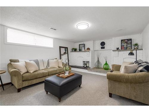 10 Ashley Circle, St. Catharines, ON - Indoor Photo Showing Living Room