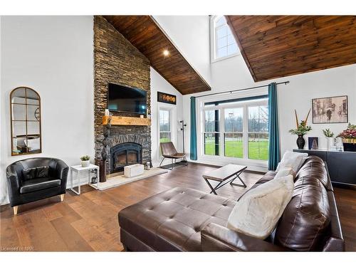 1599 Teal Road, Ridgeway, ON - Indoor Photo Showing Living Room