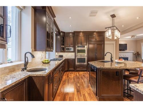 8 Hillcrest Avenue, St. Catharines, ON - Indoor Photo Showing Kitchen With Upgraded Kitchen