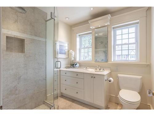 8 Hillcrest Avenue, St. Catharines, ON - Indoor Photo Showing Bathroom