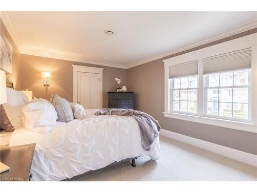 8 Hillcrest Avenue, St. Catharines, ON - Indoor Photo Showing Bedroom