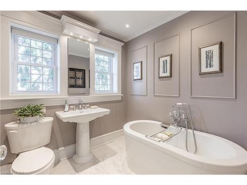 8 Hillcrest Avenue, St. Catharines, ON - Indoor Photo Showing Bathroom