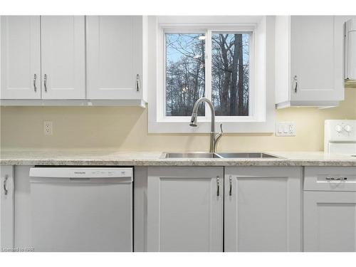 327 Maple Leaf Avenue N, Ridgeway, ON - Indoor Photo Showing Kitchen With Double Sink