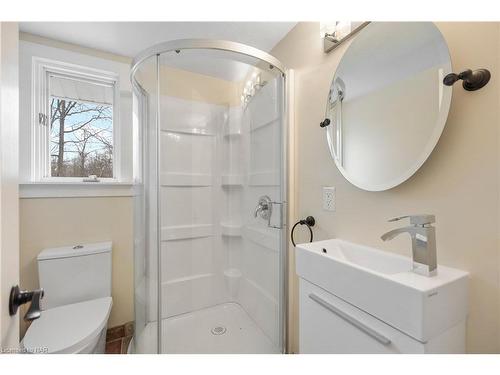 327 Maple Leaf Avenue N, Ridgeway, ON - Indoor Photo Showing Bathroom