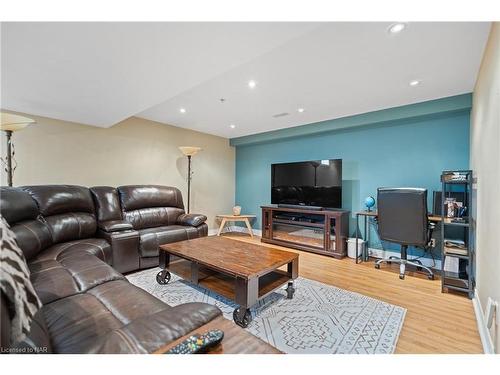 16 Bluegrass Crescent, St. Catharines, ON - Indoor Photo Showing Living Room