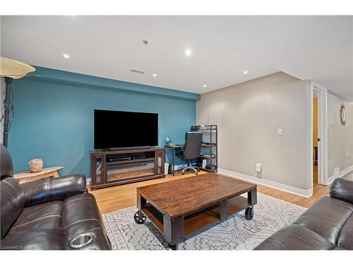16 Bluegrass Crescent, St. Catharines, ON - Indoor Photo Showing Living Room