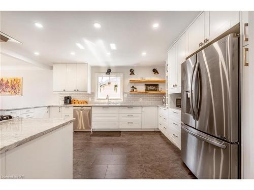 3901 Glenoaks Avenue, Niagara Falls, ON - Indoor Photo Showing Kitchen With Upgraded Kitchen