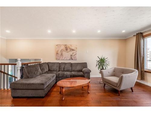 3901 Glenoaks Avenue, Niagara Falls, ON - Indoor Photo Showing Living Room