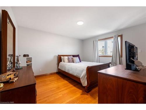 3901 Glenoaks Avenue, Niagara Falls, ON - Indoor Photo Showing Bedroom