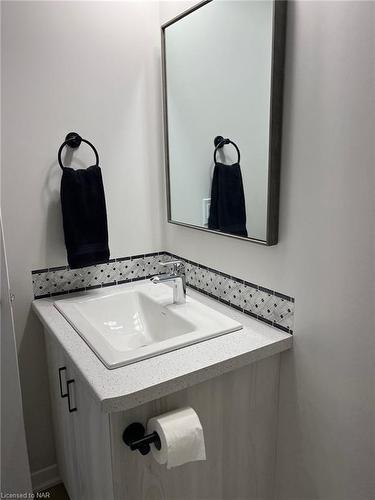 407-3998 Victoria Avenue, Vineland, ON - Indoor Photo Showing Bathroom