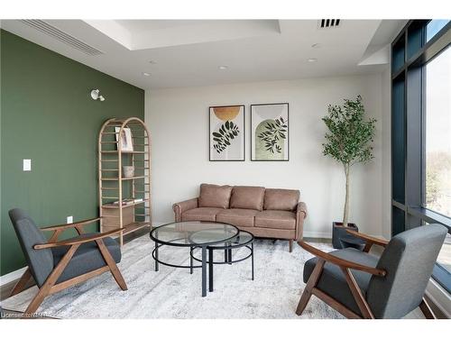 407-3998 Victoria Avenue, Vineland, ON - Indoor Photo Showing Living Room