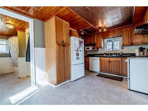 43287 Pettit Road, Wainfleet, ON - Indoor Photo Showing Kitchen With Double Sink