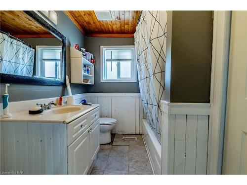 43287 Pettit Road, Wainfleet, ON - Indoor Photo Showing Bathroom