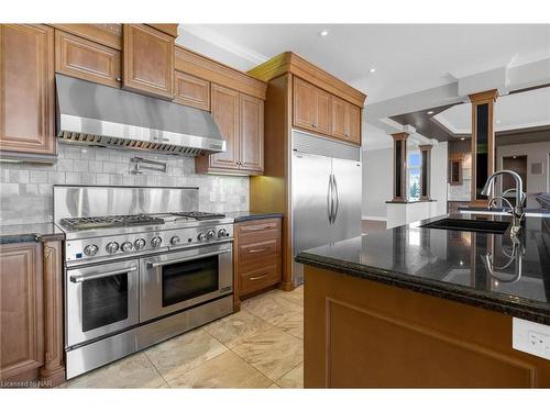 112 Watercrest Drive, Stoney Creek, ON - Indoor Photo Showing Kitchen With Upgraded Kitchen