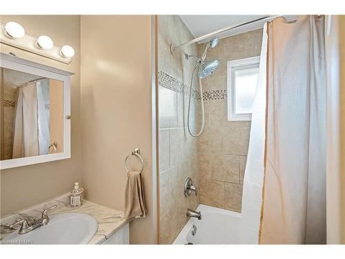 8110 Paddock Trail Drive, Niagara Falls, ON - Indoor Photo Showing Bathroom