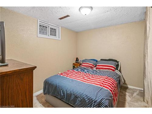 8110 Paddock Trail Drive, Niagara Falls, ON - Indoor Photo Showing Bedroom