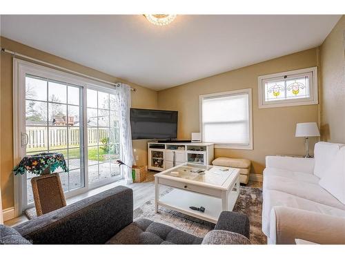332 Dovercourt Road, Crystal Beach, ON - Indoor Photo Showing Living Room
