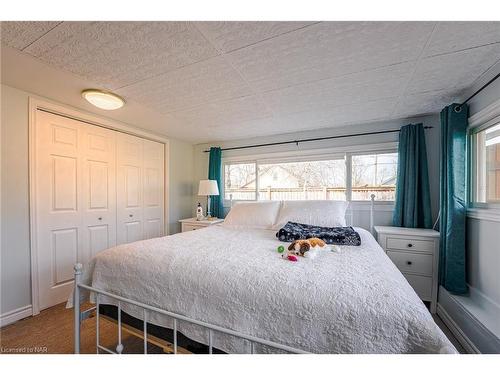 332 Dovercourt Road, Crystal Beach, ON - Indoor Photo Showing Bedroom