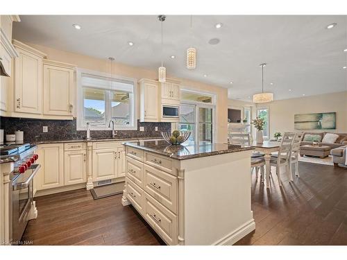5 Angels Drive, Niagara-On-The-Lake, ON - Indoor Photo Showing Kitchen With Upgraded Kitchen