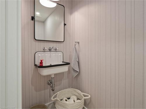 14 Pawling Street, St. Catharines, ON - Indoor Photo Showing Bathroom