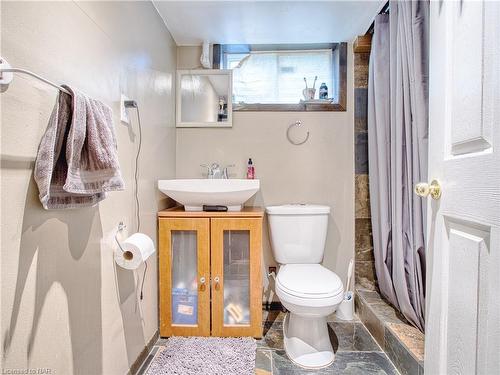 225 Taylor Street, Thorold South, ON - Indoor Photo Showing Bathroom
