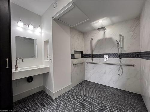 729 Queensdale Avenue E, Hamilton, ON - Indoor Photo Showing Bathroom