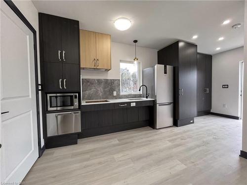 729 Queensdale Avenue E, Hamilton, ON - Indoor Photo Showing Kitchen