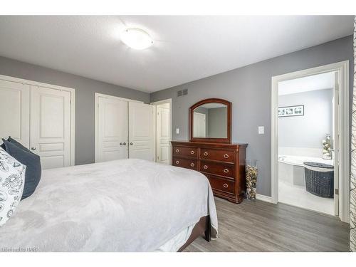 7088 Parkside Street, Niagara Falls, ON - Indoor Photo Showing Bedroom