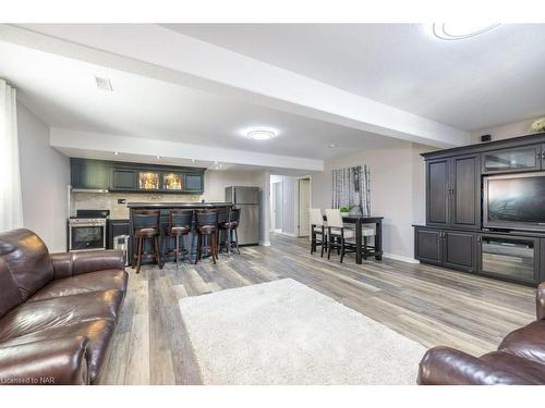 7088 Parkside Street, Niagara Falls, ON - Indoor Photo Showing Living Room