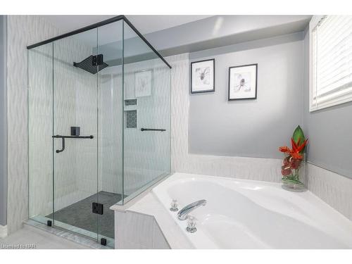 7088 Parkside Street, Niagara Falls, ON - Indoor Photo Showing Bathroom