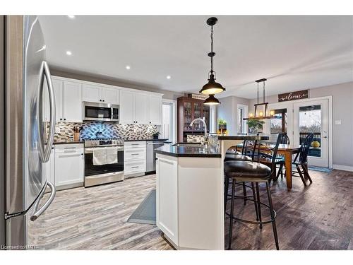 218 Colbeck Drive, Welland, ON - Indoor Photo Showing Kitchen With Upgraded Kitchen