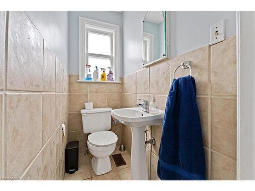 96 Bond Street S, Hamilton, ON - Indoor Photo Showing Bathroom
