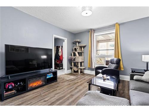 4855 Maple Street, Niagara Falls, ON - Indoor Photo Showing Living Room