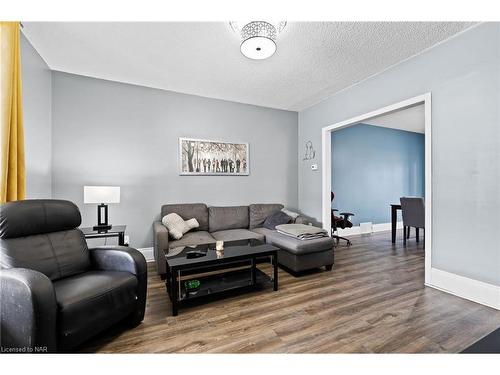 4855 Maple Street, Niagara Falls, ON - Indoor Photo Showing Living Room