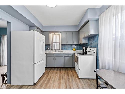 4855 Maple Street, Niagara Falls, ON - Indoor Photo Showing Kitchen