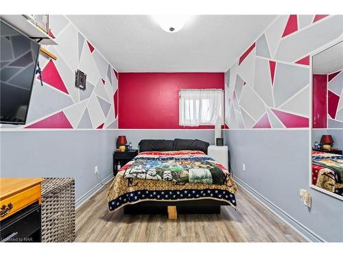 4855 Maple Street, Niagara Falls, ON - Indoor Photo Showing Bedroom